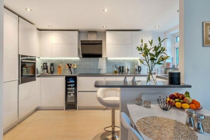 2 Bedroom Flat To Rent In Cherwell Court, Broom Park, Teddington, TW11