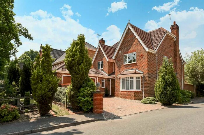 4 Bedroom Detached House To Rent In Royal Oak Drive, Crowthorne, RG45