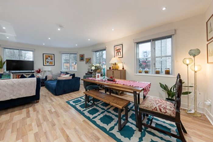 2 Bedroom Apartment To Rent In The Pinnacle, Dove Road, London, N1