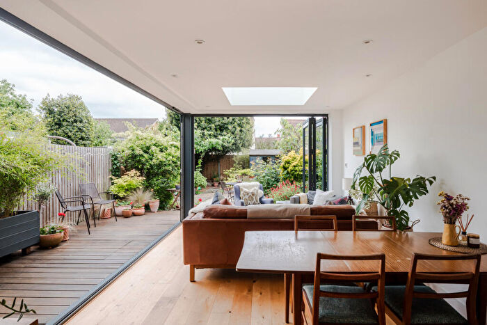 4 Bedroom Semi-Detached House For Sale In Hampton Road Ii, Worcester Park, Surrey, KT4