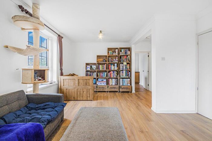 2 Bedroom Flat For Sale In Akbar House, Cahir Street, E14