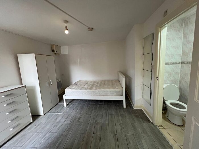 Studio To Rent In West Green Road, London, N15