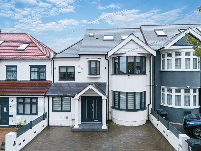 6 Bedroom Semi-Detached House To Rent In Hillington Gardens, Woodford Green, IG8