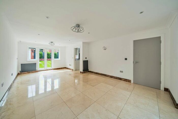 5 Bedroom Detached House To Rent In Wellsfield, Bushey, WD23