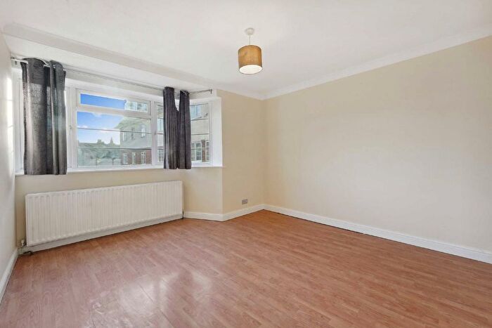 3 Bedroom Flat To Rent In Upper Tooting Road, Tooting, SW17