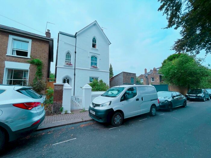 2 Bedroom Flat To Rent In Woodlands Grove, Isleworth, TW7