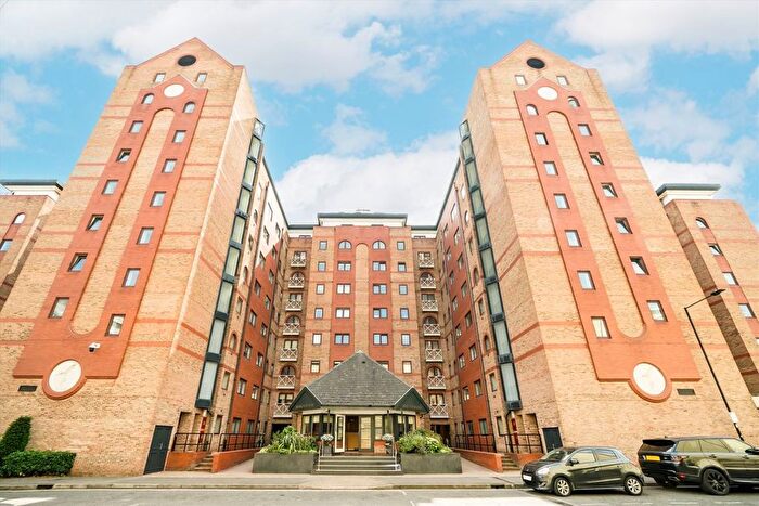 2 Bedroom Flat To Rent In William Morris Way, Fulham, London, SW6
