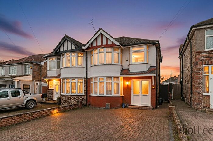 4 Bedroom Semi Detached House For Sale In Daryngton Drive, Greenford, UB6