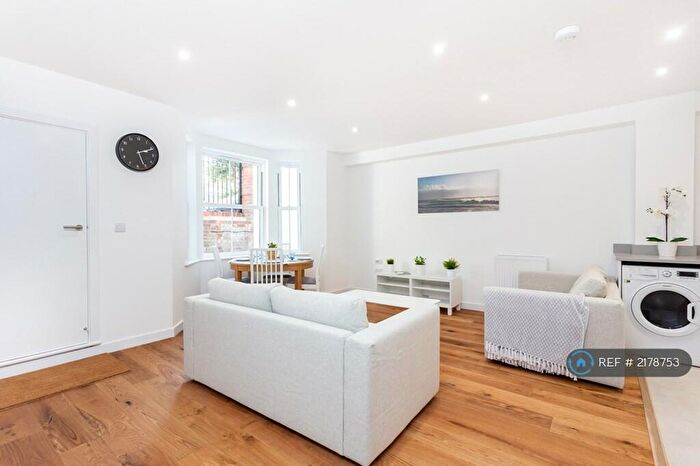 2 Bedroom Flat To Rent In St. John's Hill, London, SW11