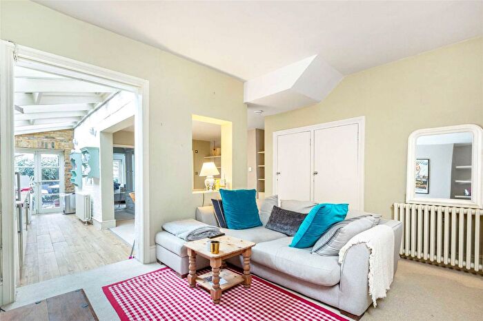 2 Bedroom Flat To Rent In Broughton Road, Fulham, London, SW6