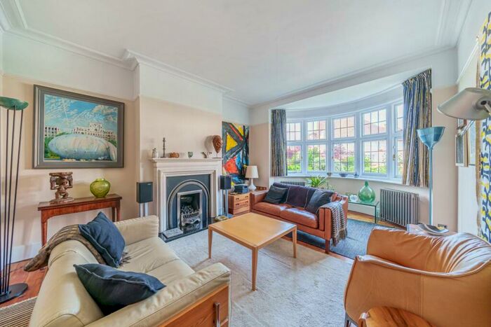 6 Bedroom Semi-Detached House For Sale In Elgin Road, Alexandra Park, N22