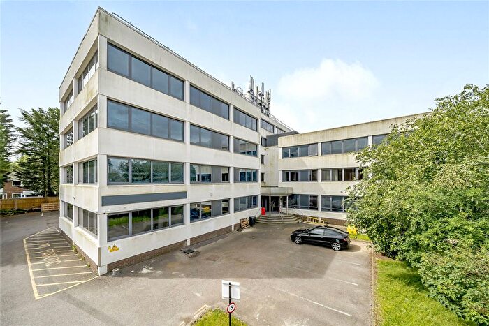 1 Bedroom Flat For Sale In West Byfleet, Surrey, KT14