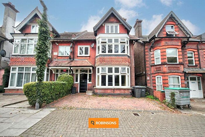4 Bedroom Semi Detached House For Sale In Brantwood Road, Luton, LU1