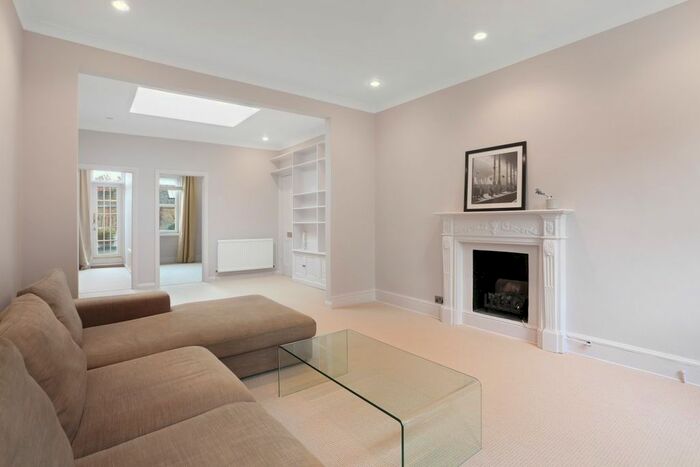 2 Bedroom Flat To Rent In Nevern Square, London, SW5