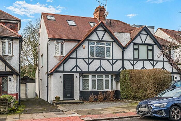 4 Bedroom Semi Detached House For Sale In Broughton Avenue, Finchley, N3
