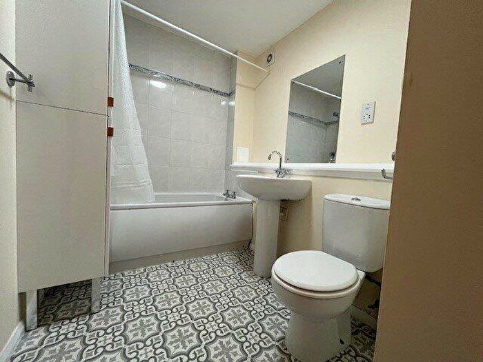 2 Bedroom Flat To Rent In Craigton Court, Aberdeen, AB15