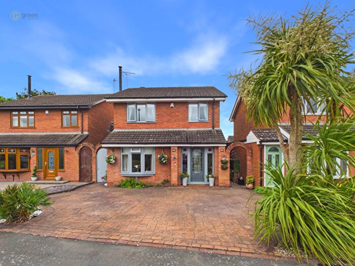 3 Bedroom Detached House For Sale In Birch Close, Kingsbury, B78