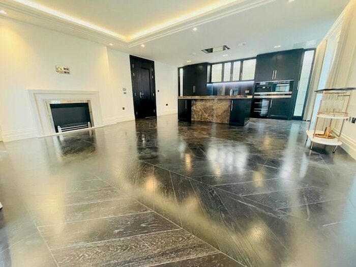 3 Bedroom Flat To Rent In Strand, London, WC2R