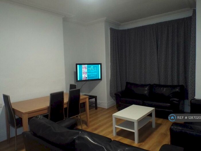 6 Bedroom Terraced House To Rent In Estcourt Avenue, Leeds, LS6