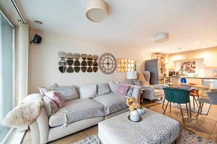 2 Bedroom Flat To Rent In Holland Gardens, Brentford, TW8