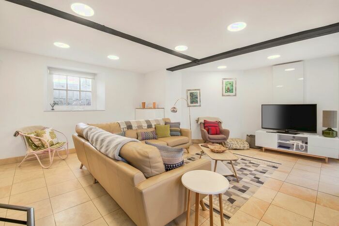 2 Bedroom Flat To Rent In Craven House, Hampton Court Road, KT8