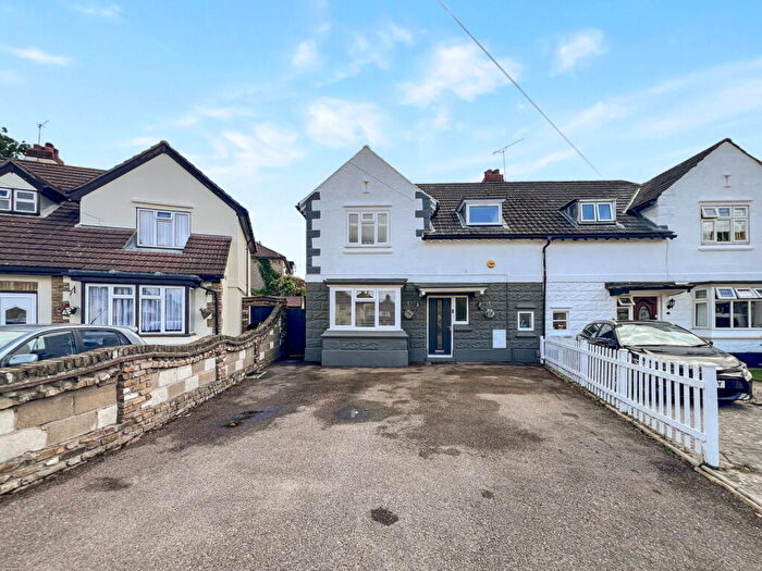 3 Bedroom Semi-Detached House For Sale In Trustons Gardens, Hornchurch, RM11