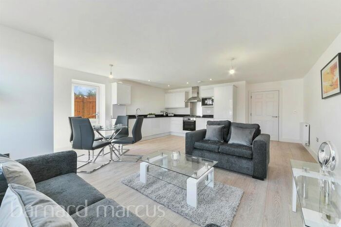 3 Bedroom Flat To Rent In Rectory Park, Sanderstead, South Croydon CR2