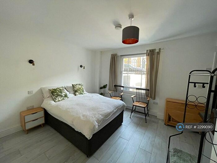 Studio To Rent In Wolsey Road, London, N1