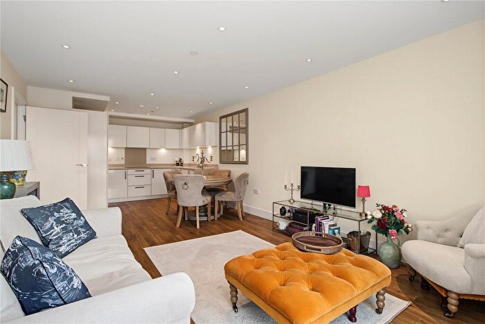 2 Bedroom Apartment For Sale In Queensland Road, London, N7