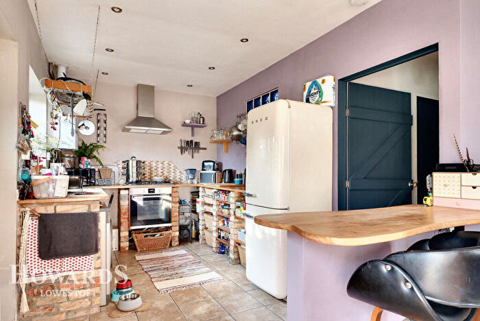 3 Bedroom Semi-Detached Bungalow For Sale In Beech Road, Lowestoft, NR33