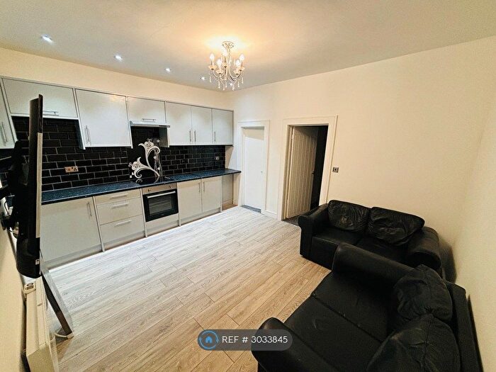 2 Bedroom Flat To Rent In Eccles, Manchester, M30