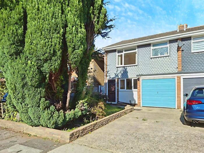 3 Bedroom End Terrace House For Sale In Meadside Walk, Weeds Wood, Chatham, ME5