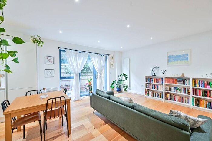 3 Bedroom Flat For Sale In Waleorde Road, Elephant And Castle, London, SE17