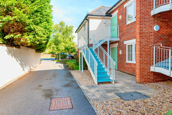 2 Bedroom Flat To Rent In Southern Road, Lymington, SO41