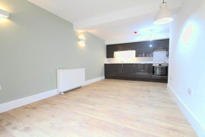 1 Bedroom Flat To Rent In Broad Street, Banbury, Oxon, OX16