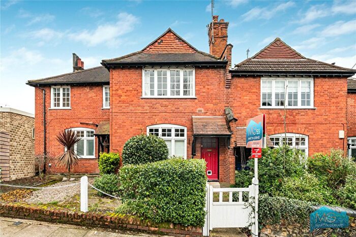 3 Bedroom Maisonette For Sale In St. James Lane, London, N10