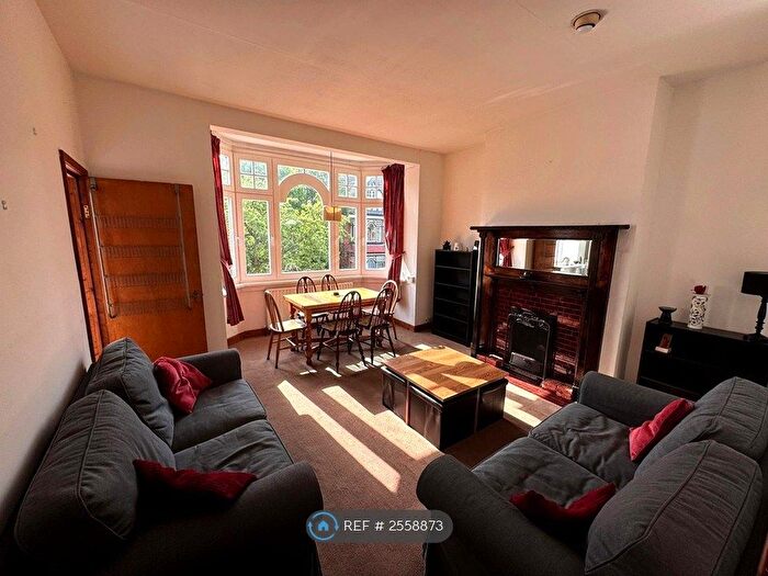 2 Bedroom Flat To Rent In Highlands Avenue, London, W3