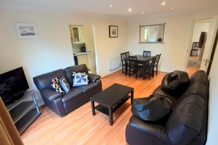 2 Bedroom Flat To Rent In Shillingford Close, Mill Hill, London, NW7