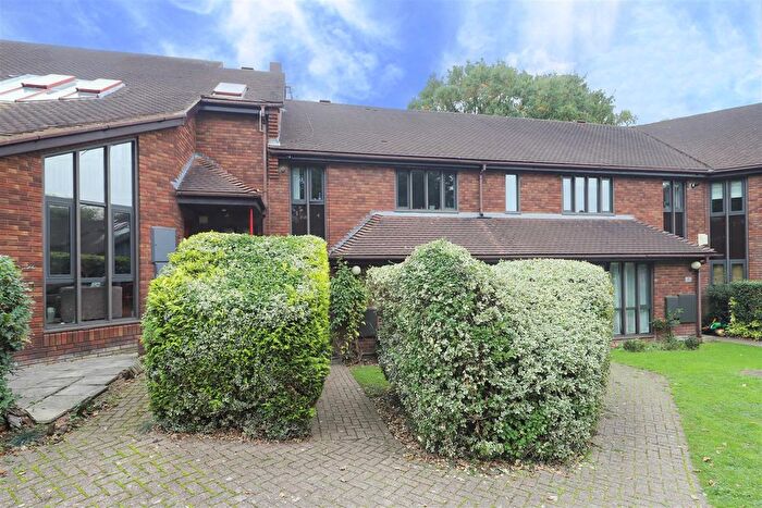 2 Bedroom Flat For Sale In Robinwood Grove Hillingdon, UB8