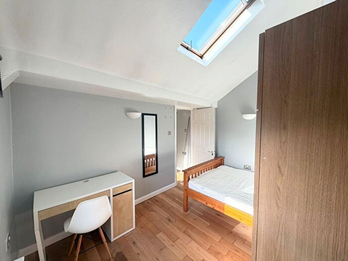 3 Bedroom Flat To Rent In Kennington Lane, London, SE11