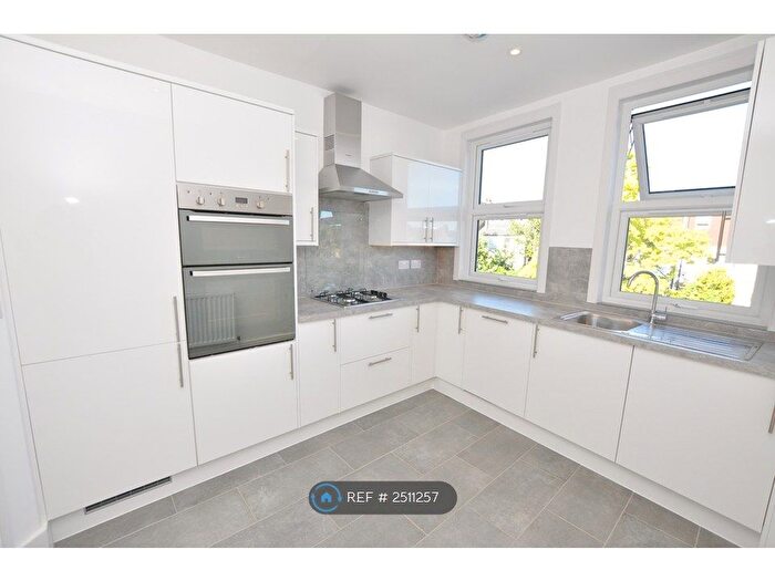 3 Bedroom Flat To Rent In High Road, London, N2