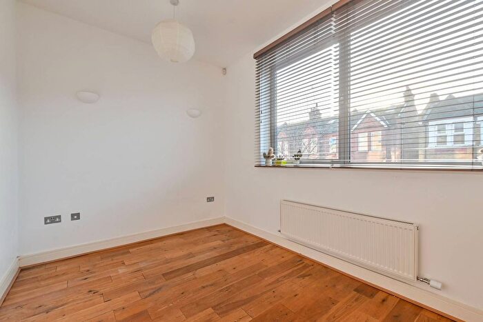 3 Bedroom Terraced House To Rent In Hermitage Road, Stoke Newington, London, N4