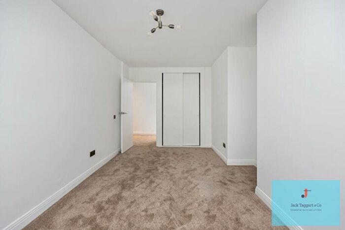 2 Bedroom Apartment To Rent In The Drive, Hove, BN3