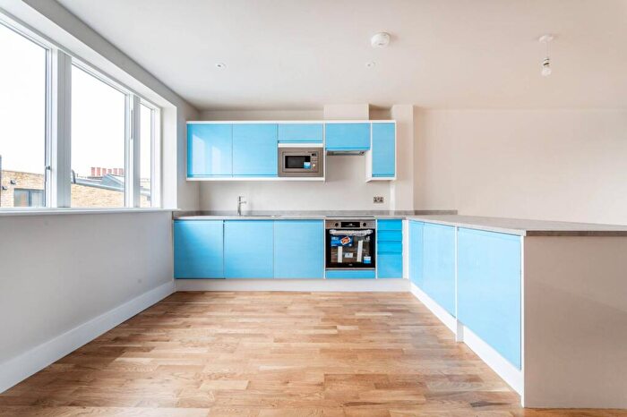 2 Bedroom Flat To Rent In Walworth Road, Elephant And Castle, London, SE17