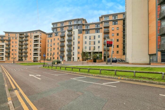 2 Bedroom Flat For Sale In Bowman Lane, Leeds, LS10