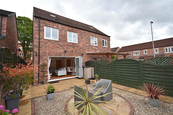 3 Bedroom Semi-Detached House For Sale In Chestnut Lane, Leeds, West Yorkshire, LS14