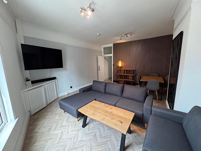 5 Bedroom Flat To Rent In Wilmslow Road, Manchester, M14