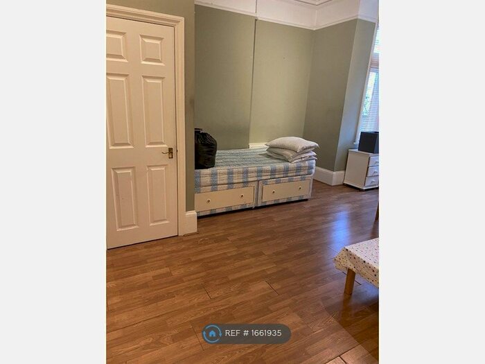 Studio To Rent In Chiswick High Road, London, W4