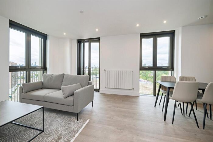 3 Bedroom Apartment To Rent In Redwood Tower, Twelve Tree Parks, E16