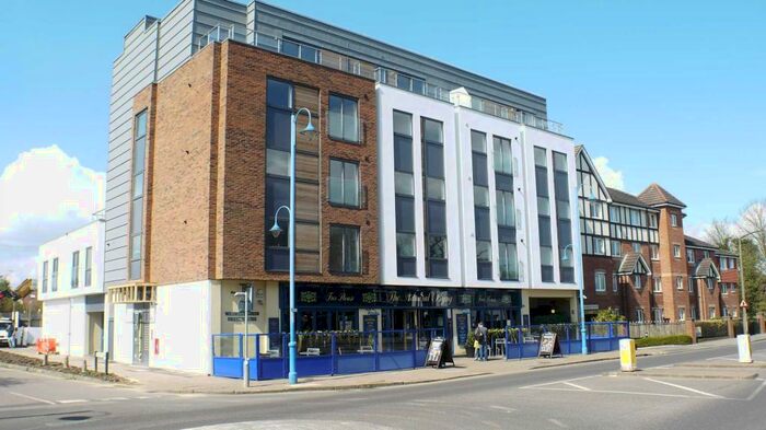 1 Bedroom Flat To Rent In Checkline House, Darkes Lane, Potters Bar., EN6